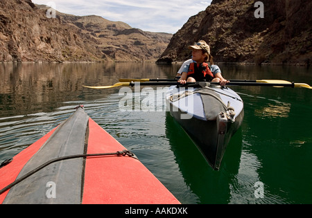 Kayak sur la rivière Colorado grâce à Black Canyon Arizona Banque D'Images