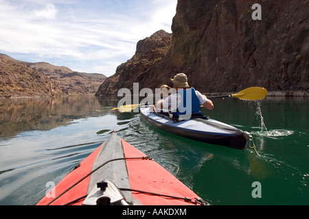 Kayak sur la rivière Colorado grâce à Black Canyon, Arizona Banque D'Images