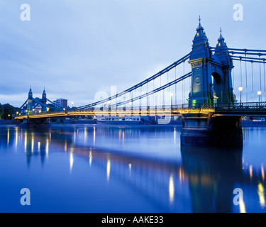 75015 suspension bridge at Dusk, Londres, Royaume-Uni Banque D'Images