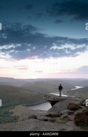 Homme Walker se tenait sur 'Affichage' bord Bamford Ladybower reservoir au coucher du soleil dans le Derbyshire 'Grande-bretagne' Banque D'Images