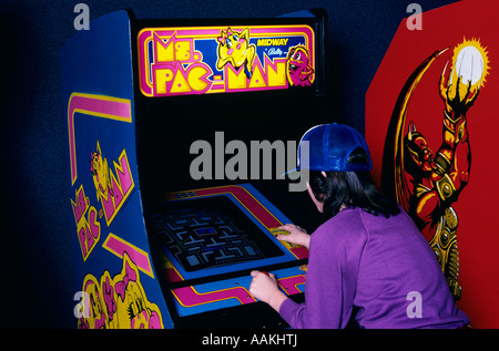 1980 TEEN GIRL WEAR BASEBALL CAP JOUER MS PAC MAN JEU VIDÉO ARCADE Banque D'Images