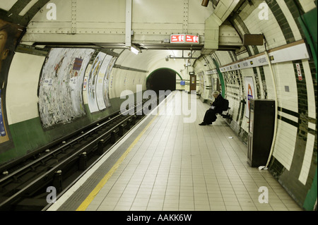Une personne qui attend seul sur la plate-forme à la station de métro Marylebone à Londres UK Banque D'Images