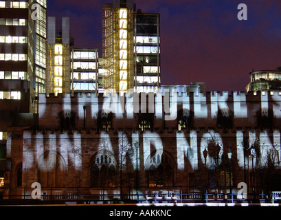 La poésie de l'art vidéo l'installation sur une terrasse au bord du lac entourant le Barbican Arts Centre, Londres UK Banque D'Images