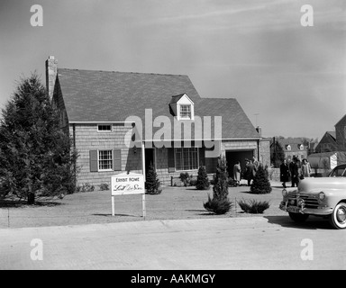 Années 1940 Années 1950 LEVITTOWN MAISON MODÈLE AVEC SIGNE DE LEVITT & FILS ACCUEIL EXPOSITION AVEC LES GENS À PROPOS DE FRAISAGE Banque D'Images