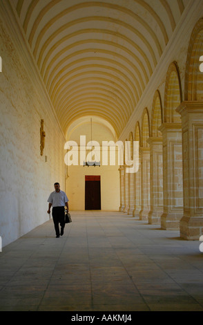 Un homme marchant dans le Cloître du Monastère dominicain Saint Dominique dans l'église de l'île de Malte Rabat Banque D'Images