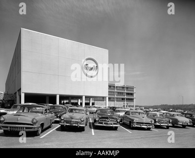 1950 GULF OIL COMPANY OFFICE BUILDING CITY LINE AVENUE, Philadelphie PA USA LOGO SUR L'AVANT DE CONSTRUIRE DES VOITURES EN STATIONNEMENT Banque D'Images