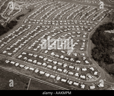 Années 1950 Années 1960 LEVITTOWN VIRGINIA - VUE AÉRIENNE D'UNE DES VOIES DE DÉVELOPPEMENT DU LOGEMENT Banque D'Images