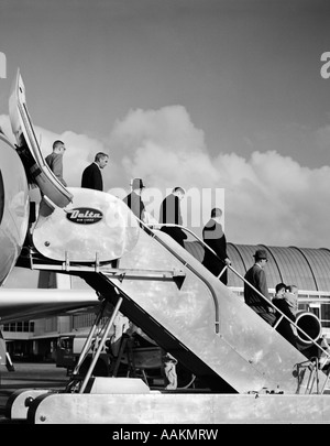 1960 LIGNE D'HOMMES D'ESCALIER DESCENDANT OFF JET AIRPLANE Banque D'Images