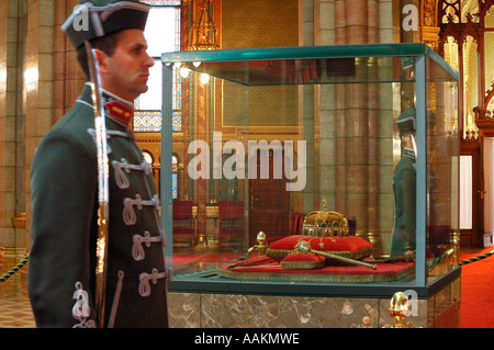 Guardsman protège le Sainte Couronne de Hongrie aussi connu sous le nom de couronne de Saint Stephen à l'intérieur de l'édifice du parlement à Budapest Hongrie Banque D'Images