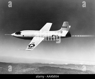 Années 1940 Années 1950 Bell X-1 US AIR FORCE avion supersonique CONÇU POUR UNE VITESSE MAXIMALE DE 1700 MPH EN VOL Banque D'Images