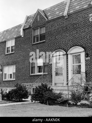 Années 1950 DEUX PORTES AVANT DE MAISONS EN RANGÉE EN BRIQUE JOINT AVEC STOOP ESCALIERS Banque D'Images