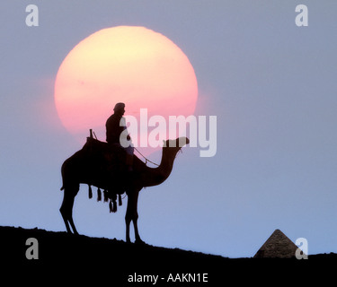 EG - LE CAIRE : Lever du Soleil à El Cairo Banque D'Images