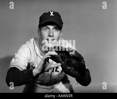 1950 joueur de baseball GANT AVEC LE POINT D'ATTRAPER BALLE D'ŒIL SUR LA BALLE Banque D'Images