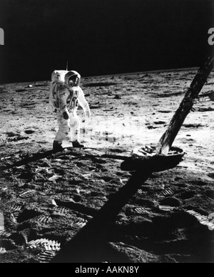 1960 Buzz Aldrin astronaute dans l'espace SUIT LA MARCHE SUR LA LUNE près du module lunaire Apollo 11 Banque D'Images