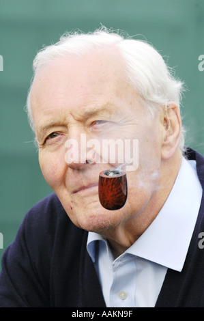 Pipesmoker Tony Benn, ancien membre du Parti travailliste en photo au Guardian Hay Festival 2005 Powys Pays de Galles UK Banque D'Images