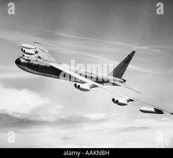 1950 1955 B52F US AIR FORCE FORTERESSE STRATO bombardier stratégique à long rayon d'avion en vol Banque D'Images