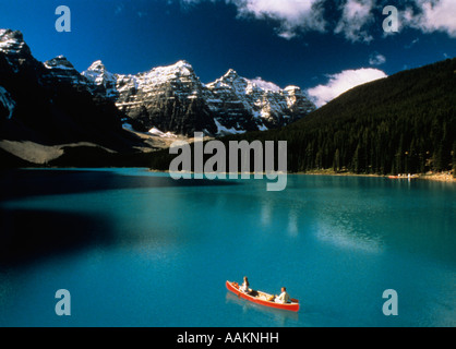Années 1990 EN COUPLE RED CANOE DANS LE LAC MORAINE BANFF ALBERTA CANADA Banque D'Images