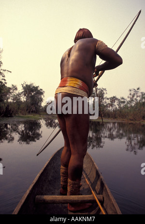 Xingu, forêt amazonienne, au Brésil. Yaulapiti les populations autochtones. Corps-indienne peinte en canoë la pêche à l'arc et la flèche. Banque D'Images