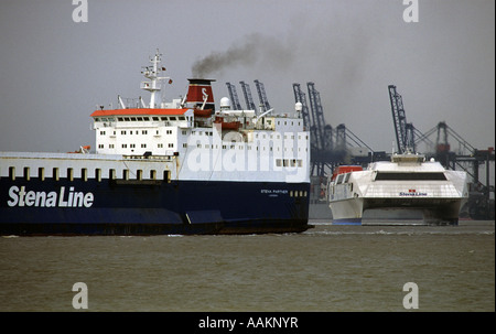 Stena Line ferries de Harwich en passant le port de Felixstowe, Royaume-Uni. Banque D'Images