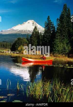 Pêche À PARTIR DE L'HOMME RED CANOE MOUNT HOOD OREGON LAC TRILLIUM Banque D'Images