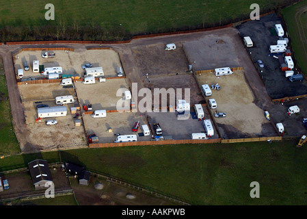Illégale d'un camp de gitans est vu de l'air, Wiltshire, Angleterre, 2005. Banque D'Images