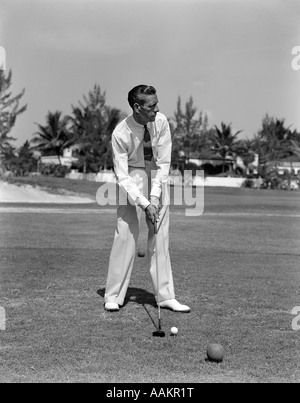 Années 1930 Années 1940 GOLFEUR HOMME FRAPPANT UN COUP DE GOLF MIAMI FLORIDA USA Banque D'Images