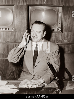 1950 WALTER CRONKITE PRÉSENTATEUR ILLUSTRÉ SUR LA SÉRIE TÉLÉVISÉE HEBDOMADAIRE CHOISIR LE GAGNANT 1952 Banque D'Images