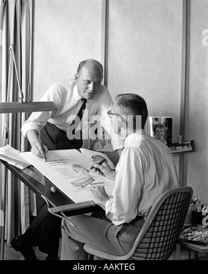 Années 1950 Années 1960, deux hommes de l'agence de publicité à l'examen d'une table à dessin de l'ARTISTE ANNONCE Banque D'Images