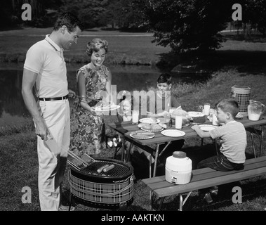 1950 Pique-nique en famille BAR-B-CUE MAMAN PAPA ENFANTS Banque D'Images