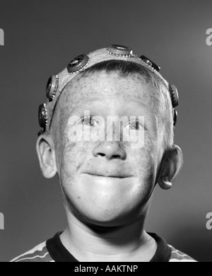 1950 PORTRAIT OF SMILING BOY WEARING TEEN ROUSSEUR BEANIE CAP BOUTEILLE Banque D'Images