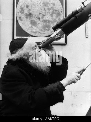 Années 1930 ANCIEN ASTRONOME CHEVEUX BLANCS ET SA BARBE PORTANT Chapeau de Crâne looking through telescope Banque D'Images