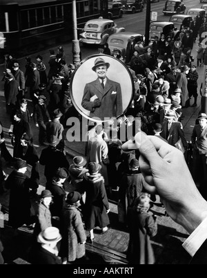 Années 1930 Années 1940 rue piétonne foule LOUPE CONCENTRÉE SUR UNE homme bien habillé un visage dans la foule Banque D'Images