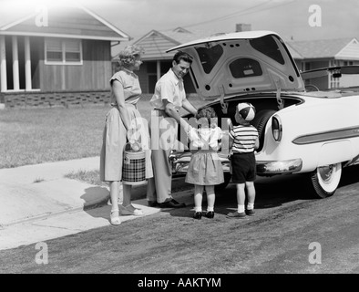 1950 EMBALLAGE FAMILLE COFFRE DE VOITURE POUR UN PIQUE-NIQUE Banque D'Images