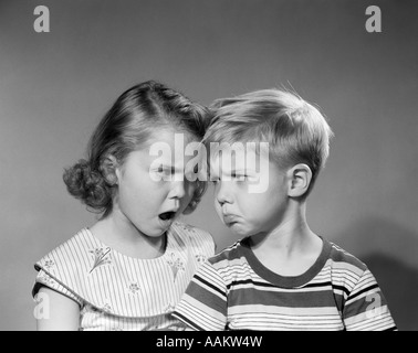 1950 Garçon Fille TÊTE-À-TÊTE EXPRESSIONS DU VISAGE EN COLÈRE ARGUMENT LUTTE Banque D'Images