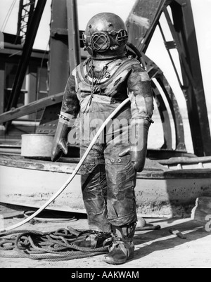 Années 1930 Années 1940 La FIGURE DE L'HOMME EN PLEIN CASQUE SOUS-MARINE COMBINAISON DE PLONGÉE EN HAUTE MER Banque D'Images