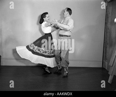 1950 SMILING COUPLE portant des vêtements COUNTRY WESTERN danse carrée Banque D'Images