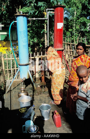 La vie rurale - la collecte de l'eau de l'usine d'extraction de l'arsenic de l'eau 'Devil's' 'plus grand empoisonnement de masse de l'homme jamais connu' reportage Banque D'Images