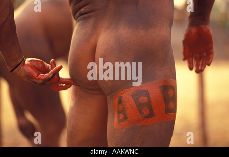 Xingu, forêt amazonienne, au Brésil. Yaulapiti les populations autochtones. Avec Body painting, urucum une usine de couleur rouge. Banque D'Images