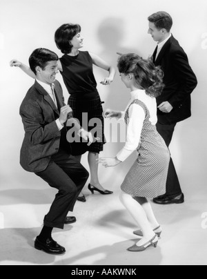 1960 Deux jeunes couples adolescents dansant le twist Banque D'Images