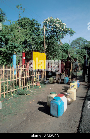 La vie rurale - En attente pour l'eau potable - 'Devil's Water' 'plus grand empoisonnement de masse de l'homme jamais connu' reportage Banque D'Images