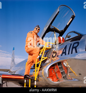 Années 1960 Années 1970 SMILING montée à l'échelle de pilote militaire de pilotage ENTRER LOOKING AT CAMERA Banque D'Images