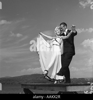 Années 1930 Années 1940 COUPLE BALLROOM DANCERS ON LAKE PIER Banque D'Images