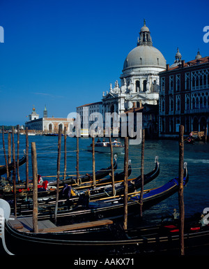 Parking à gondoles Canal Grande, Venise, Site du patrimoine mondial de l'UNESCO, l'Italie, l'Europe. Photo par Willy Matheisl Banque D'Images