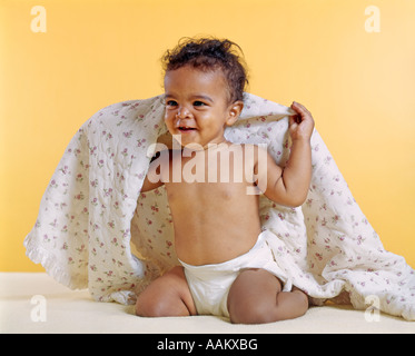 1970 AFRICAN AMERICAN BABY SMILING HOLDING COUVERTURE SUR LES ÉPAULES Banque D'Images