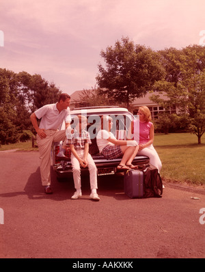 1960 FAMILY SITTING ON RETOUR STATION WAGON CHARGÉ AVEC UNE ASSURANCE POUR LES VACANCES Banque D'Images