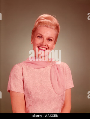 1960 PORTRAIT SMILING BLONDE FEMME CHEMISIER ROSE FOULARD Banque D'Images