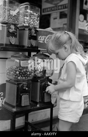 1960 fille blonde AVEC QUEUE À GUM BALL PENNY CANDY MACHINE Banque D'Images