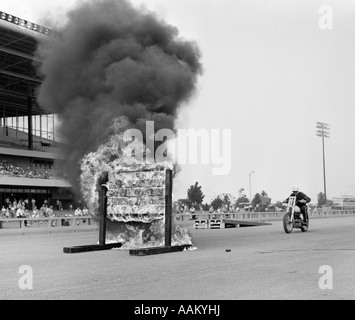 1960 DAREDEVIL SUR APPROCHE MOTO MUR DE FEU Banque D'Images