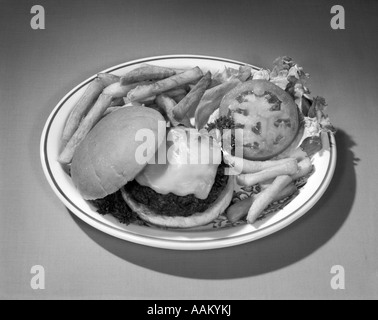 Années 1950 Années 1960 CHEESEBURGER DELUXE Laitue Tomate FRITES SUR LE PLATEAU Banque D'Images