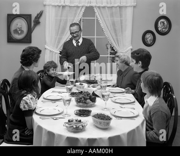 1970 THREE GENERATION FAMILY SITTING AT TABLE DÎNER dinde de Thanksgiving TURQUIE Banque D'Images